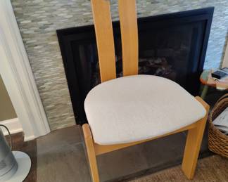 Simple Scandinavian Style (3 legs - like new)