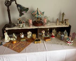 Gooseneck Tiffany shade lamp and variety of vintage music boxes.