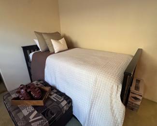 Twin trundle bed in black