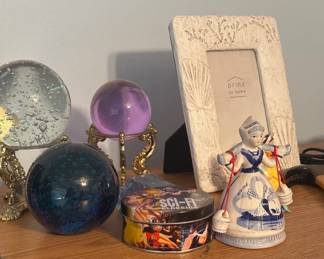 Delft milk maid, gazing balls