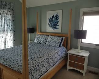 4-poster queen bed; two two-drawer nightstands; two table lamps