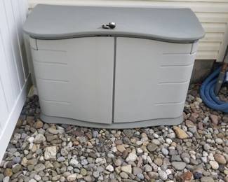 Rubbermaid storage bin