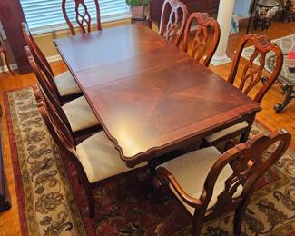 Beautiful dinning table with 2 leaves