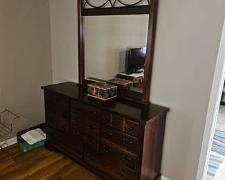 Beautiful dresser w/mirror