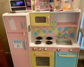 Kidcraft kitchen, like new, so perfect for the playroom