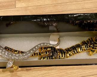 Articulated leopard and salamander 