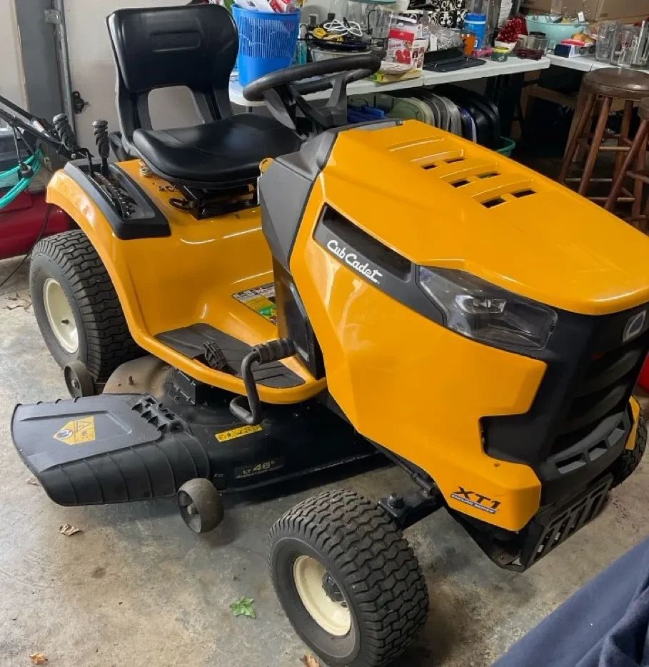 001 Cub Cadet XT1 Riding Lawn Mower