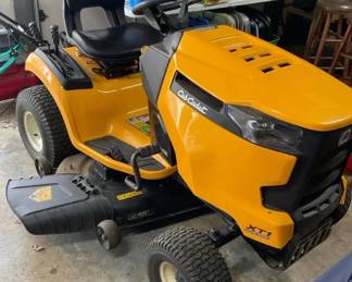 001 Cub Cadet XT1 Riding Lawn Mower