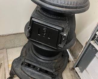 59 Antique Union Stove Works Cast Iron Red Cloud No. 120 Pot Belly Stove