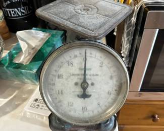 Landers, Frary  Clark Universal Kitchen Scale