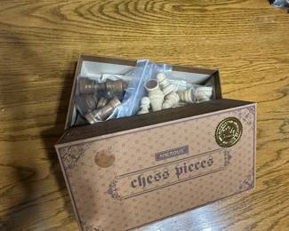 Amerous Wooden Chess Pieces