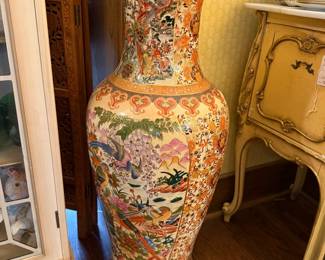 Large Imari Porcelain Vase with Birds and Floral Motifs