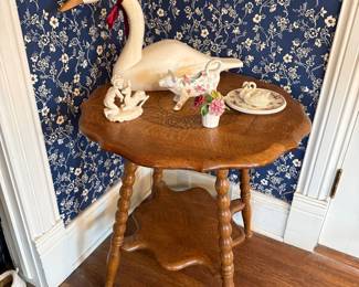 Antique Quarter-Sawn Oak Parlor Table with Spool-Turned Legs and Star-Shaped Shelf
