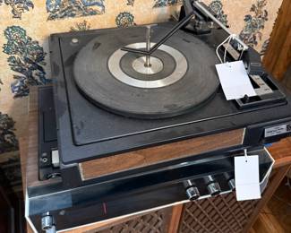 Realistic LAB-120 AM/FM Stereo Receiver with Turntable