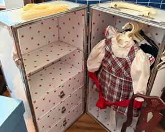 American Girl Pleasant Company Molly's White Steamer Trunk with Outfits