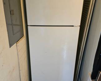 Hotpoint refrigerator/freezer, clean