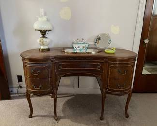 vintage master bedroom vanity, hurricane lamp