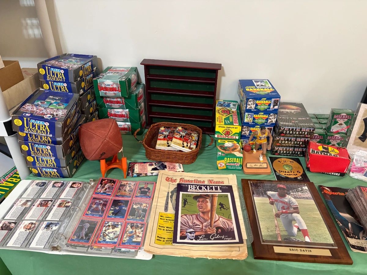 TONS of BASEBALL CARDS!