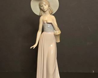 NAO by Lladro Dama Gallardo Figurine