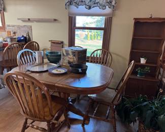 Kitchen table with 5 chairs & 1 leaf insert