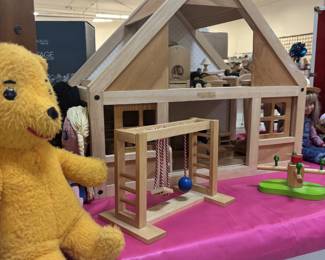 Stuffed animals and play houses in the Kids area 