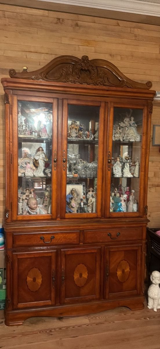 China Cabinet with matching table and 6 Chairs