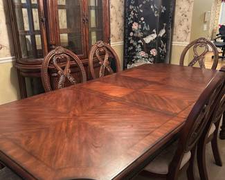 DININGROOM TABLE/HUTCH