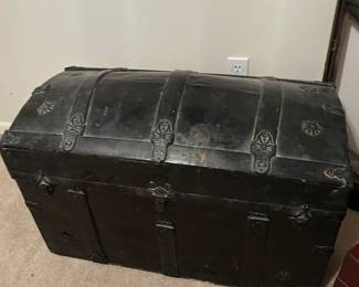 ANTIQUE TRUNK