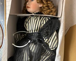 LARGE COLLECTION OF PORCELAIN DOLLS