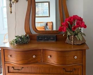 Pulaski Keepsake oak dresseer with serprentine front and harp mirror