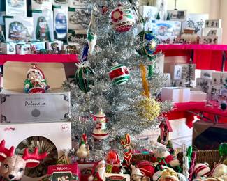 More detailed pics of the Christmas decor!