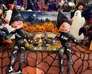 More detailed pictures of the Halloween /Fall Decor!