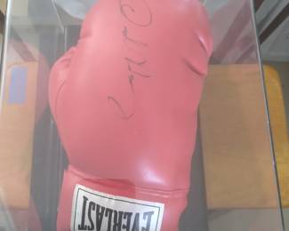 Oscar de la Hoya autographed boxing glove