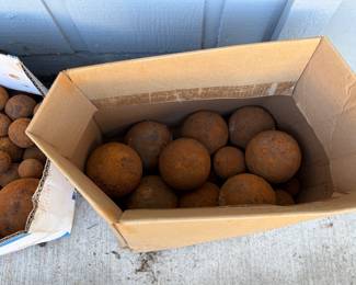 Ball-mill grinding balls