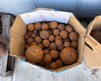 Ball-mill grinding balls