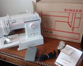 SINGER 9020 NEW OLD STOCK! Never used sewing machine