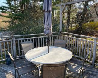 Outdoor Table & Chair Set W/ Umbrella & 5 Chairs