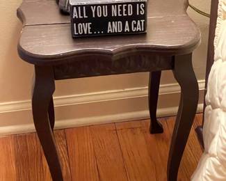 Wodoen End Table