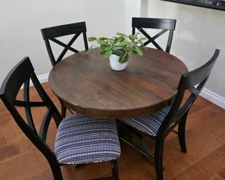 Table with 4 chairs. Can be round