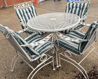 Nice patio table and chairs