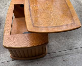 Coffee Table that the top lifts