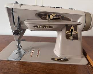 VINTAGE SEWING MACHINE
