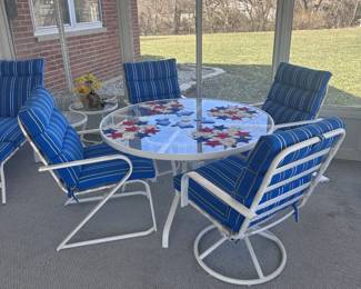 PATIO TABLE 4 CHAIRS