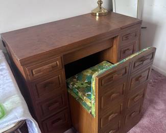 VINTAGE SINGER SEWING MACHINE CABINET  CHAIR