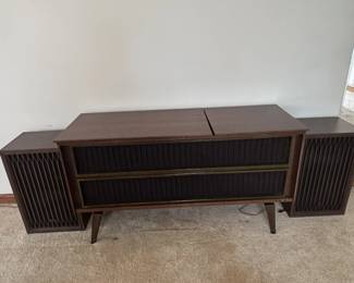 VINTAGE STEREO CABIINET ANS SPEAKER CABINETS