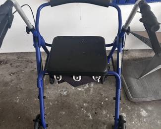 WALKER WITH SEAT