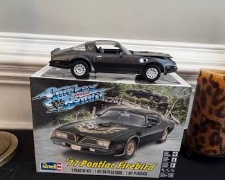 Revell '77 Pontiac Firebird "Smokey and the Bandit" 1:25 Scale Plastic Model Kit