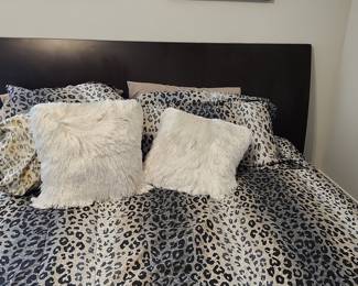 Leopard Print Comforter Set with Faux Fur Throw Pillows