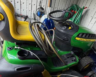 John Deere 100 Series Riding Lawn Mower