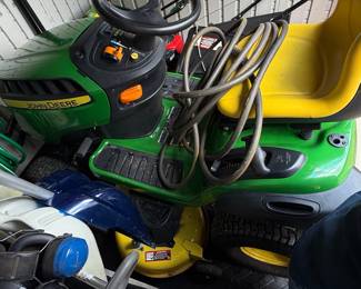 John Deere 100 Series Lawn Tractor